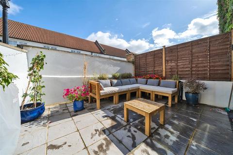 2 bedroom flat to rent, Hazelbourne road, Clapham, SW12