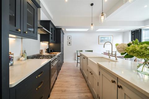 2 bedroom flat to rent, Hazelbourne road, Clapham, SW12