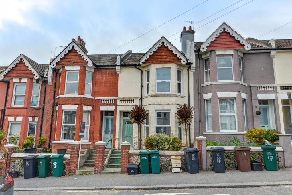 A charming row of traditional terraced houses w...