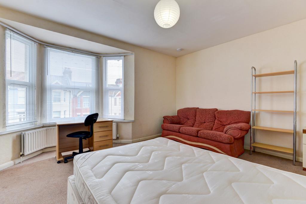 Bright, spacious double bedroom with a large ba...