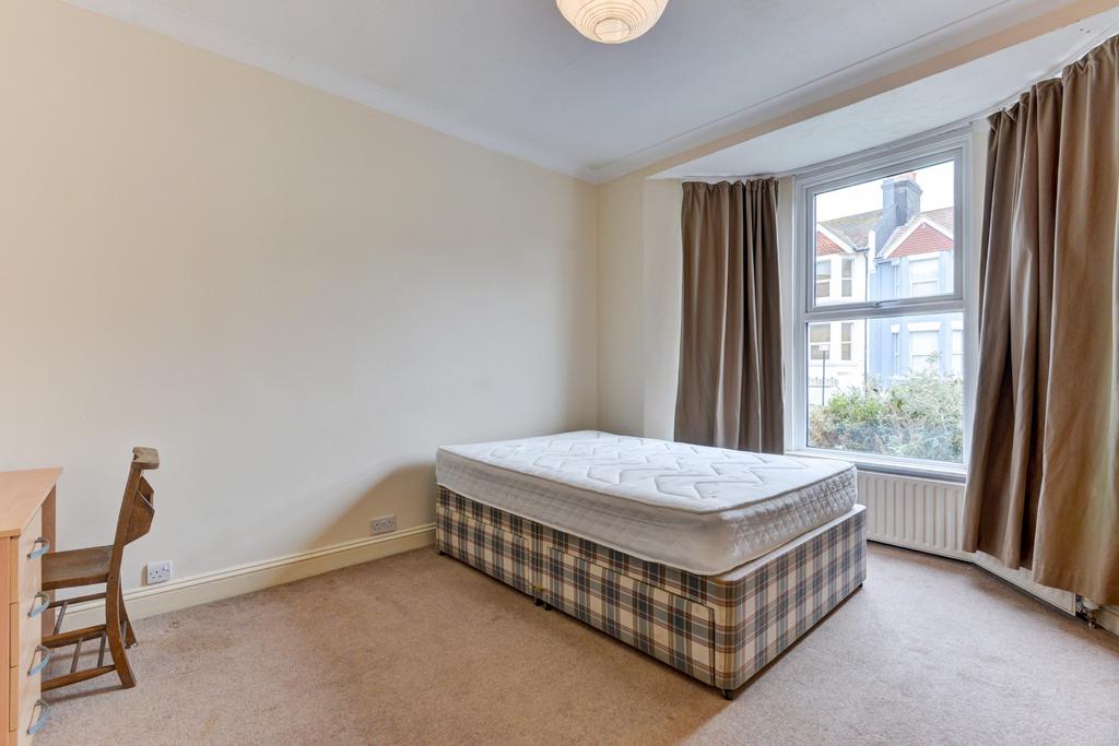 Bright, neatly presented double bedroom with a ...