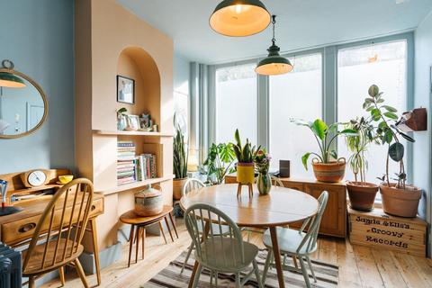 3 bedroom terraced house for sale - Wick Road, London, E9