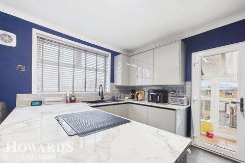 2 bedroom detached bungalow for sale, Oulton Road, Lowestoft