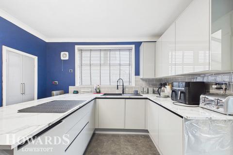 2 bedroom detached bungalow for sale, Oulton Road, Lowestoft