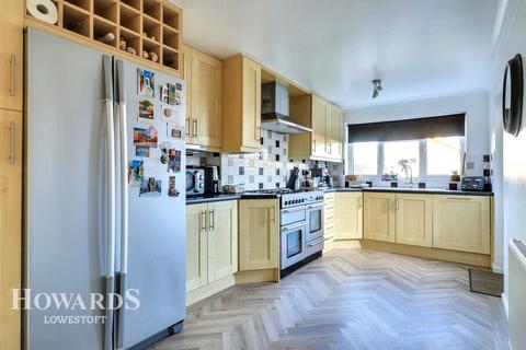 3 bedroom terraced house for sale, Rozlyne Close, Lowestoft