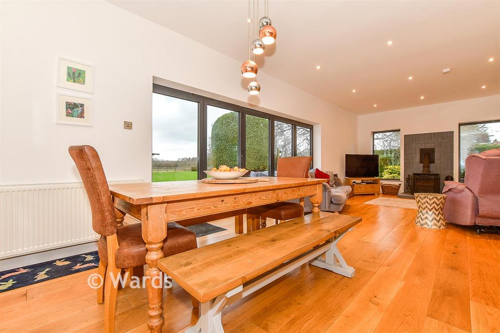 Dining/ Lounge Area