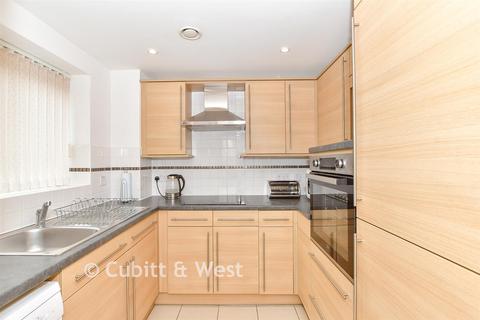 2 bedroom flat for sale, Beaconsfield Road, Waterlooville, Hampshire