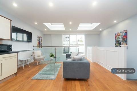 3 bedroom flat to rent, St Johns Hill, London, SW11