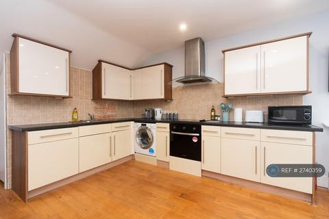 3 bedroom flat to rent, St Johns Hill, London, SW11