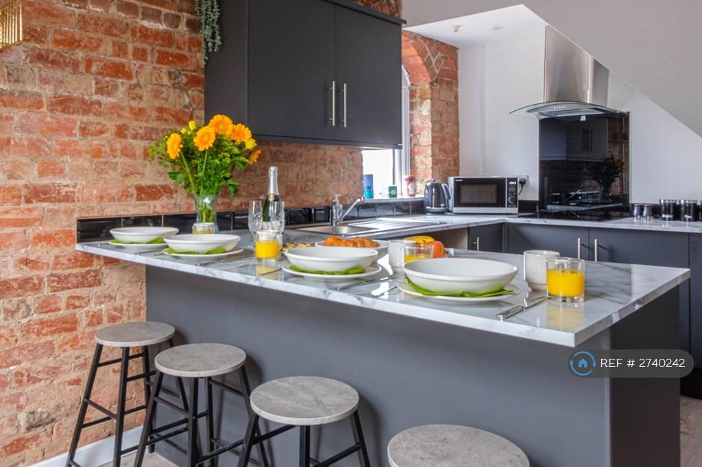Kitchen/ Breakfast Bar