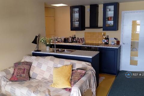 Studio to rent - Sinclair Road, London, W14