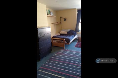 Studio to rent, Sinclair Road, London, W14