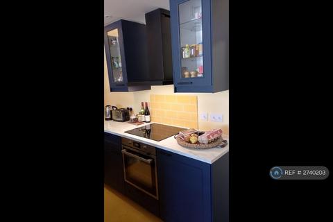 Studio to rent, Sinclair Road, London, W14