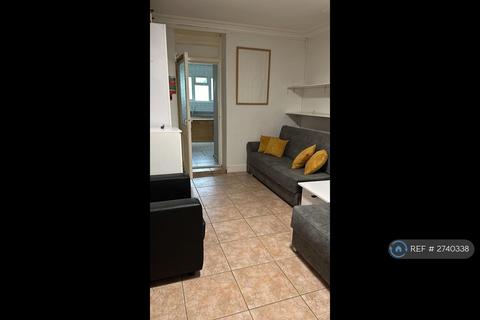 Studio to rent, Fonthill Road, London, N4