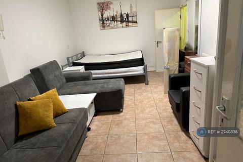 Studio to rent, Fonthill Road, London, N4