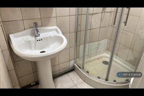 Studio to rent, Fonthill Road, London, N4