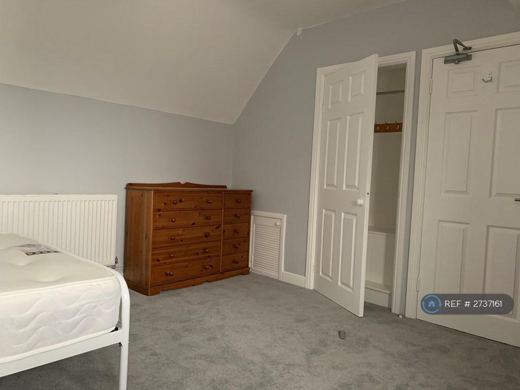 Attic Bedroom 1 Photo 3