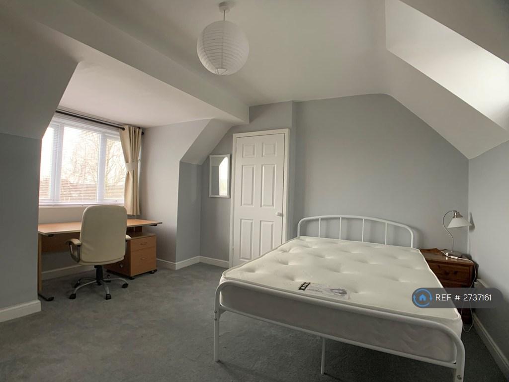Attic Bedroom 1 Photo 2