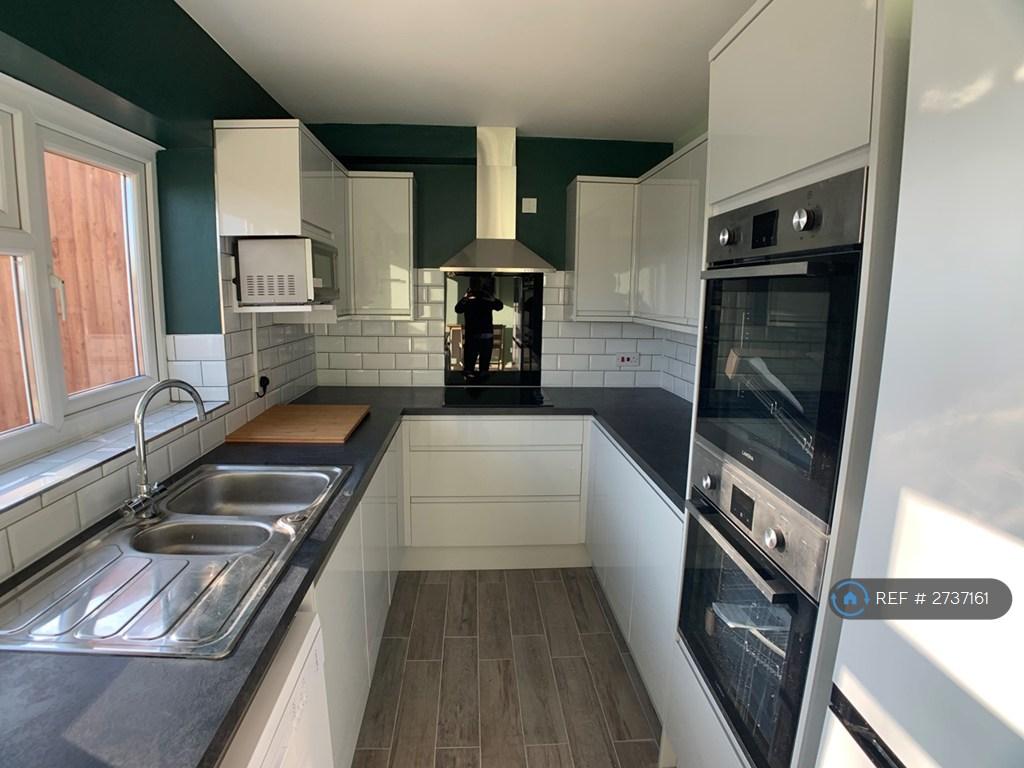 Kitchen Photo 2