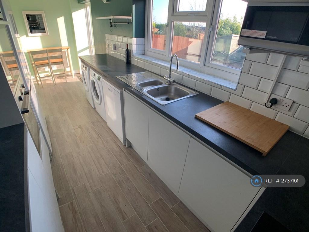 Kitchen Photo 3