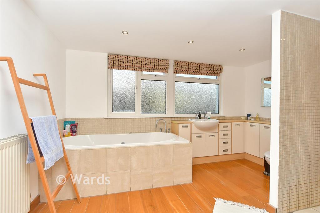 En-Suite Bathroom