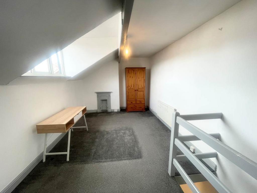 Bedroom 2 (2)
