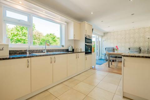 3 bedroom chalet for sale, Wren Close, Leigh-On-Sea SS9
