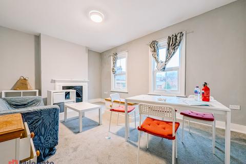 3 bedroom flat to rent, The Grove, Reading RG1