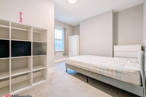 3 bedroom flat to rent, The Grove, Reading RG1