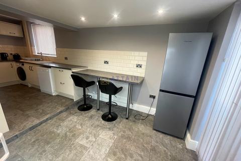 3 bedroom house to rent, Radcliffe Drive, Derby DE22