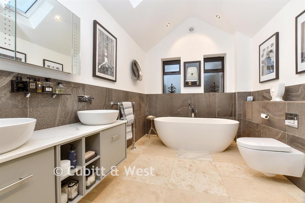 En-Suite Bathroom