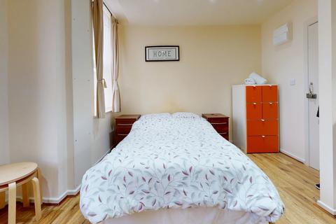 Studio to rent, High Road