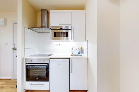 Studio to rent, High Road