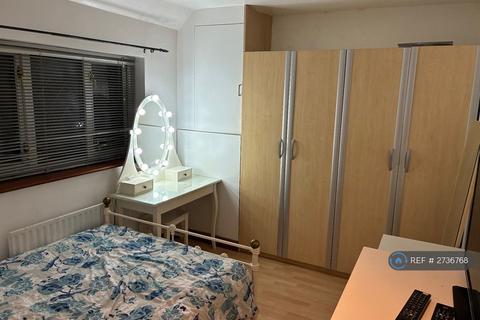 1 bedroom in a house share to rent, Queen Elizabeths Drive, New Addington, Croydon, CR0