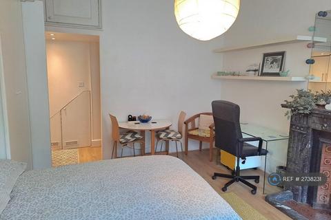 Studio to rent, Gwendwr Road, London, W14