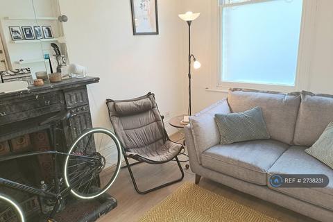 Studio to rent, Gwendwr Road, London, W14