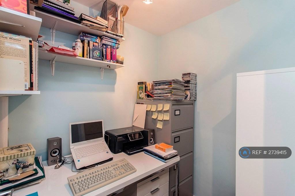 Extra Room (Home Office)