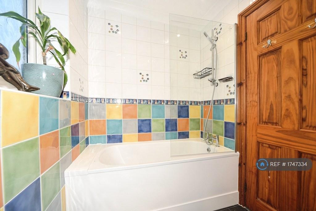 Bed 1 Ensuite 2