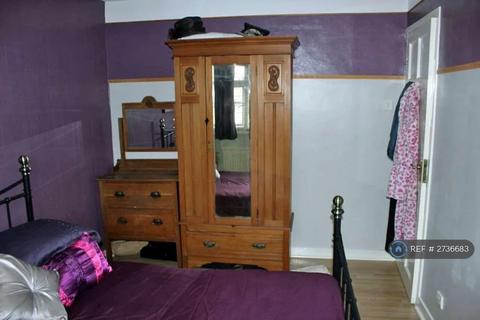 3 bedroom semi-detached house to rent, Kinder Avenue, Oldham, OL4