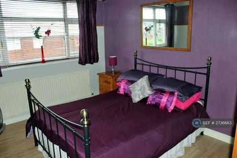 3 bedroom semi-detached house to rent, Kinder Avenue, Oldham, OL4