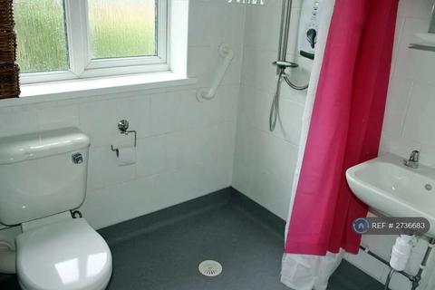 3 bedroom semi-detached house to rent, Kinder Avenue, Oldham, OL4