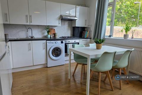 4 bedroom flat to rent, Deeley Road, London, SW8