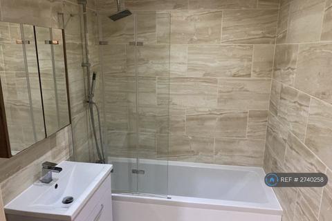 1 bedroom in a flat share to rent, Balearic Apartments, London, E16