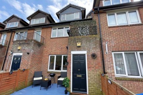 1 bedroom flat for sale, Brangwyn Crescent, Colliers Wood, London, SW19