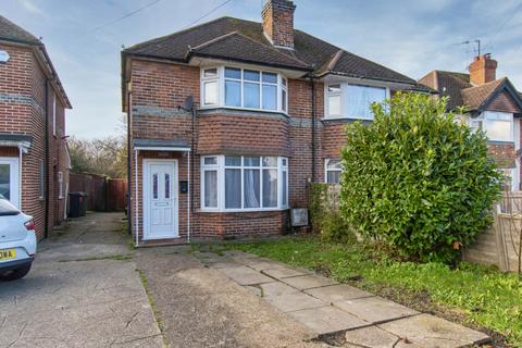 3 bedroom semi-detached house to rent, Elgar Road South, Reading