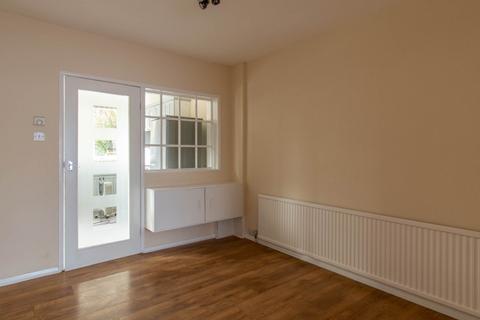 3 bedroom semi-detached house to rent, Elgar Road South, Reading