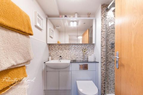 2 bedroom flat for sale, Globe Wharf, SE16