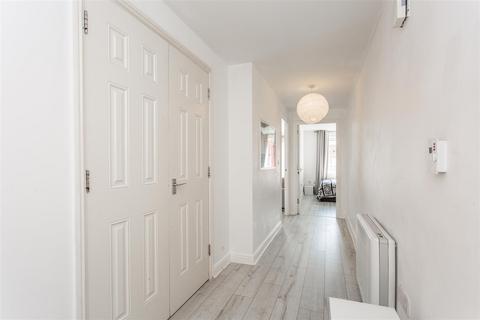 2 bedroom flat for sale, Horseley Court, Candle Street, E1