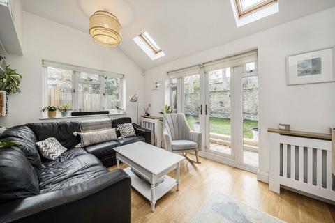 3 bedroom flat for sale, Kelman Close, London SW4
