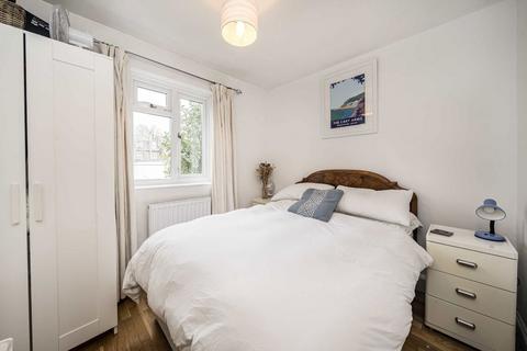 3 bedroom flat for sale, Kelman Close, London SW4